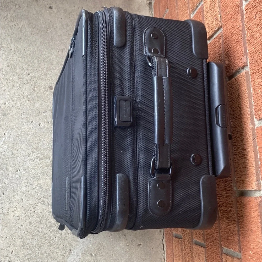 Briggs & Riley Black Rolling travel  Carry-On